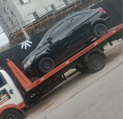 Guincho Ronaldo transportando carro preto em São Paulo
